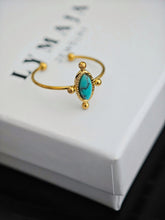 Türkiser Vintage Ring in gold mit einem türkis blauen Naturstein und einem eleganten Muster verstellbar für Frauen aus Edelstahl 18k vergoldet von Lymaja Jewelry