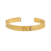 Geflochtener goldener Ayasha Armreif aus 18k vergoldetem Edelstahl mit filigranem Cut-Out-Muster im Infinity-Stil von LYMAJA