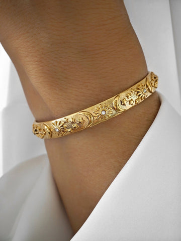 Akasha Armreif in gold mit einem Sonne Mond und Sterne Motiv und kleinen Zirkon Steinen ist verstellbar aus Edelstahl für Frauen von Lymaja Jewelry 