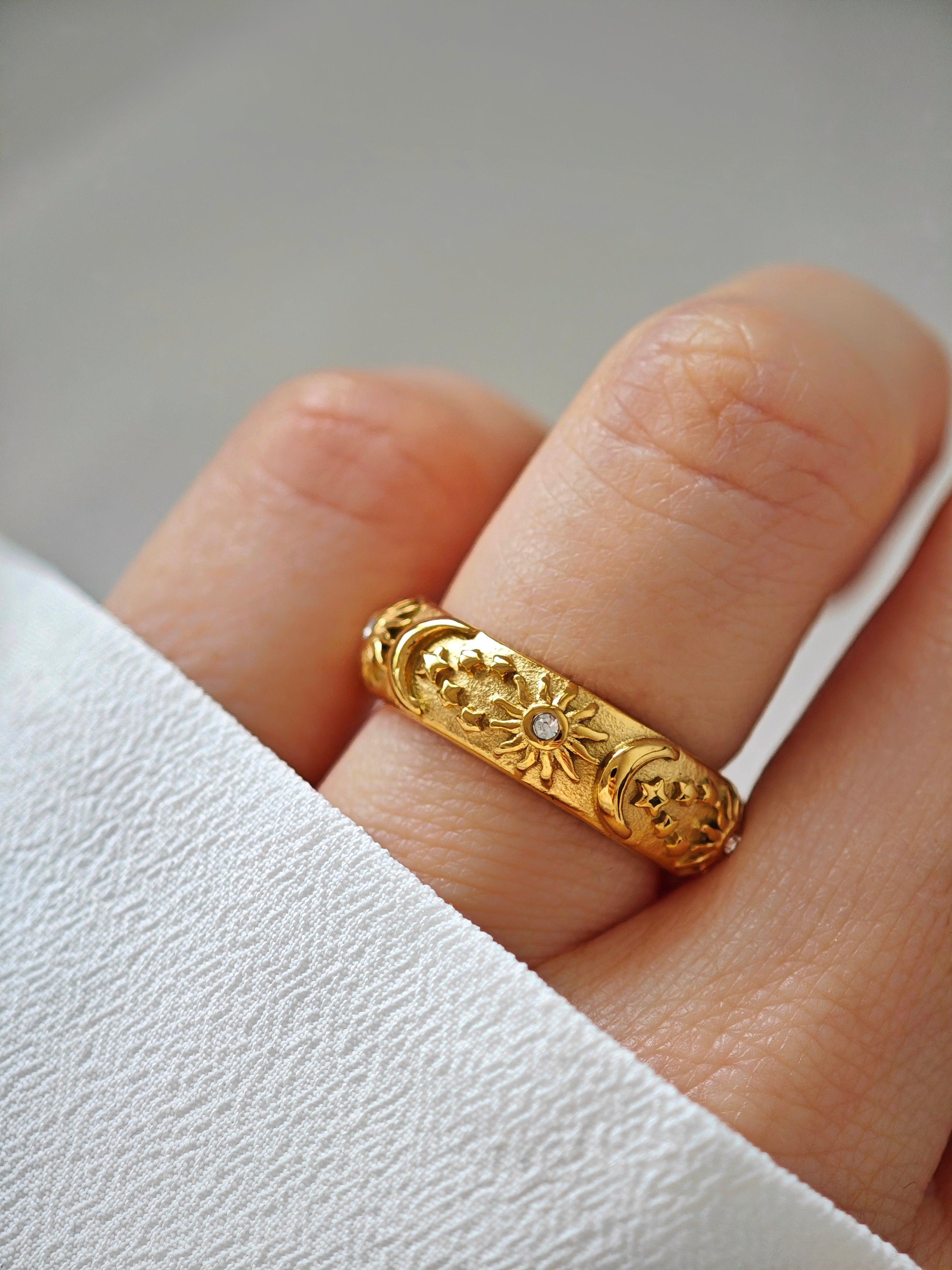 Akasha Sonne Mond und Sterne Gold Ring mit Zirkon aus Edelstahl 18k vergoldet von Lymaja Jewelry 