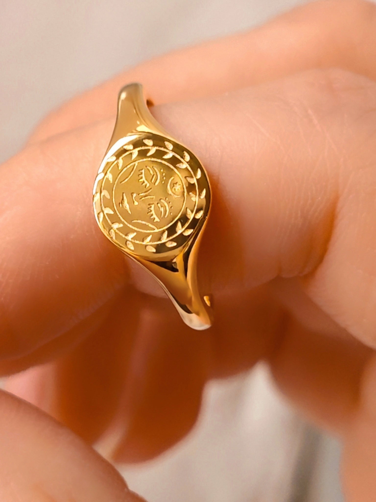 Aura Ring mit einer Sonne in gold von Lymaja