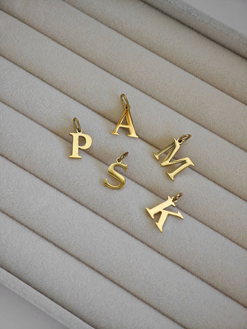 Buchstaben Charm Halsketten Anhaenger in Gold von Lymaja