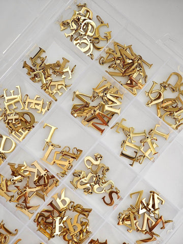 Buchstaben Charms Halsketten Anhaenger in gold aus Edelstahl für Frauen von Lymaja Lymaja