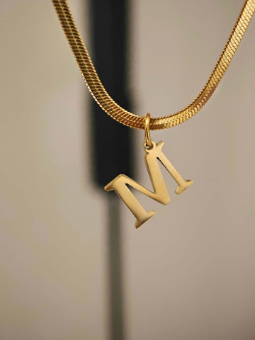 Buchstaben Halskette Schlangendesign mit einer Schlangen Halskette und einem Buchstaben Anhänger in gold aus Edelstahl für Frauen von Lymaja Jewelry