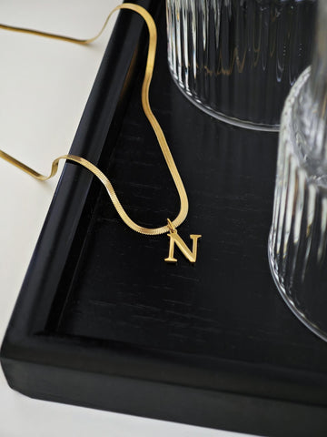 Buchstaben Halskette Schlangendesign mit einer Schlangen Halskette und einem Buchstaben Anhänger in gold aus Edelstahl für Frauen von Lymaja Jewelry