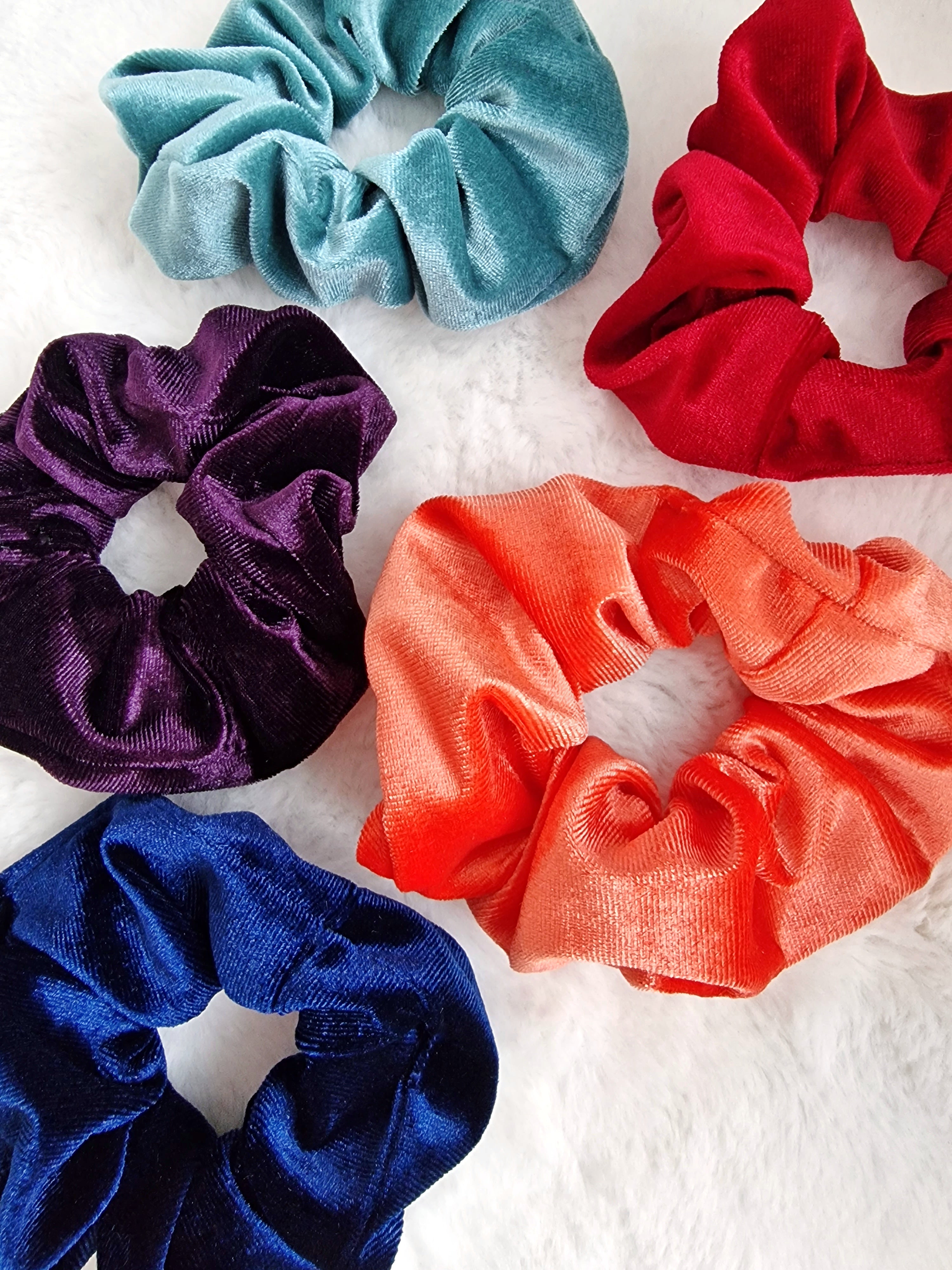 Weiche Samt Scrunchie aus Polyester in bunten Farben von Lymaja Jewelry