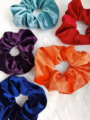 Bunte Samt Scrunchie Haargummi in blau rot orange und türkise Haaraccessoires für Frauen von Lymaja Jewelry 