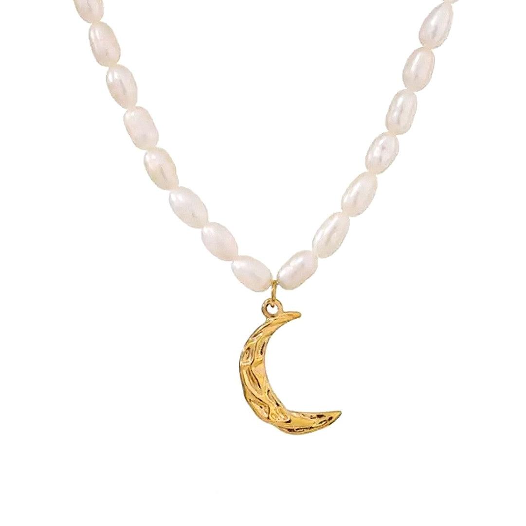 Chandra Süßwasserperlen Halskette mit einem Mond Charm Anhänger in Gold aus Edelstahl von Lymaja Jewelry