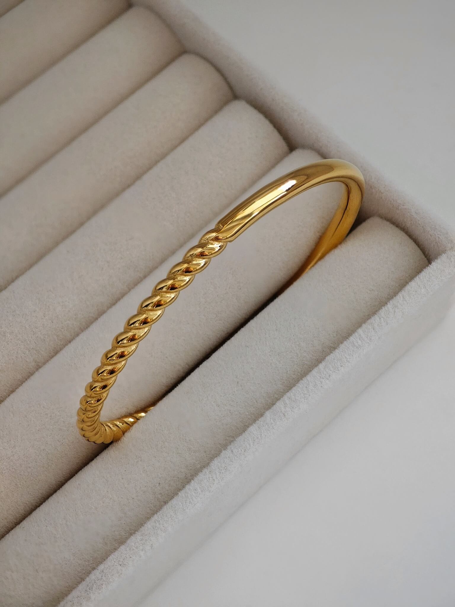 Classy Twist Gold Armreif gedreht und glänzend aus Edelstahl von Lymaja Jewerly 