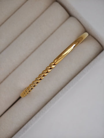 Classy Twist Gold Armreif gedreht und glänzend aus Edelstahl von Lymaja Jewerly 