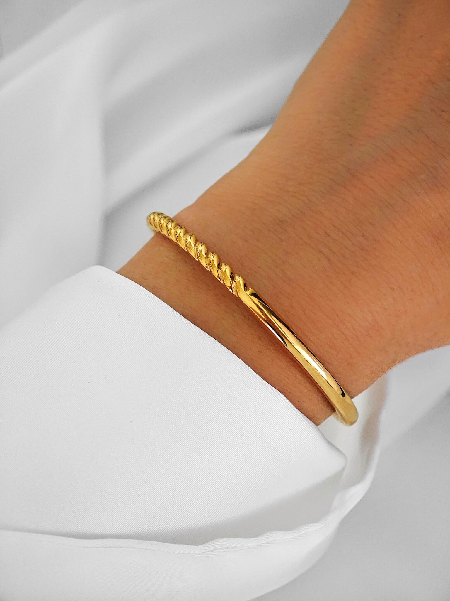 Classy Twist Gold Armreif gedreht und glänzend aus Edelstahl von Lymaja Jewerly 