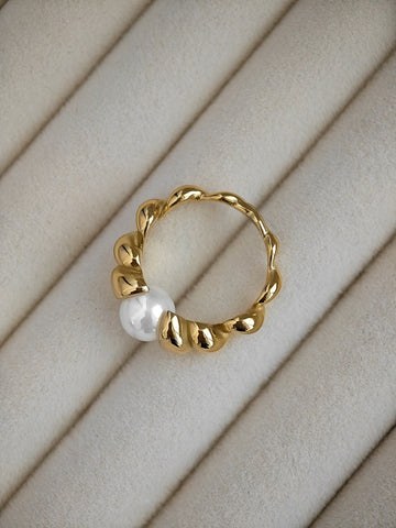 Sweet Pearl Croissant Ring Gold aus Edelstahl mit einer Süßwasserperle von Lymaja Jewelry 