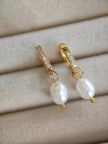 Crystalized Sweet Pearl Ohrring Hoops in gold mit Süßwasserperlen aus Edelstahl von Lymaja Jewelry