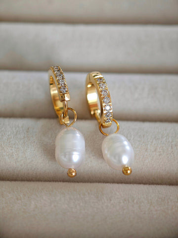 Crystalized Sweet Pearl Ohrring Hoops in gold mit Süßwasserperlen aus Edelstahl von Lymaja Jewelry