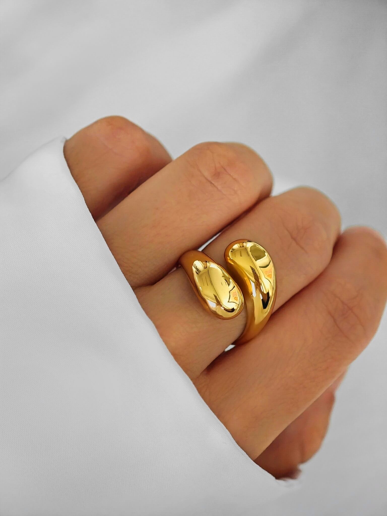 Double Drop Tropfen Ring Embrace aus 18k Edelstahl vergoldet von Lymaja Jewelry 