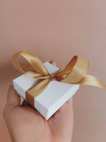 Edle Geschenkbox in weiss mit gold Schleife und Logo von Lymaja Jewelry für Schmuck 