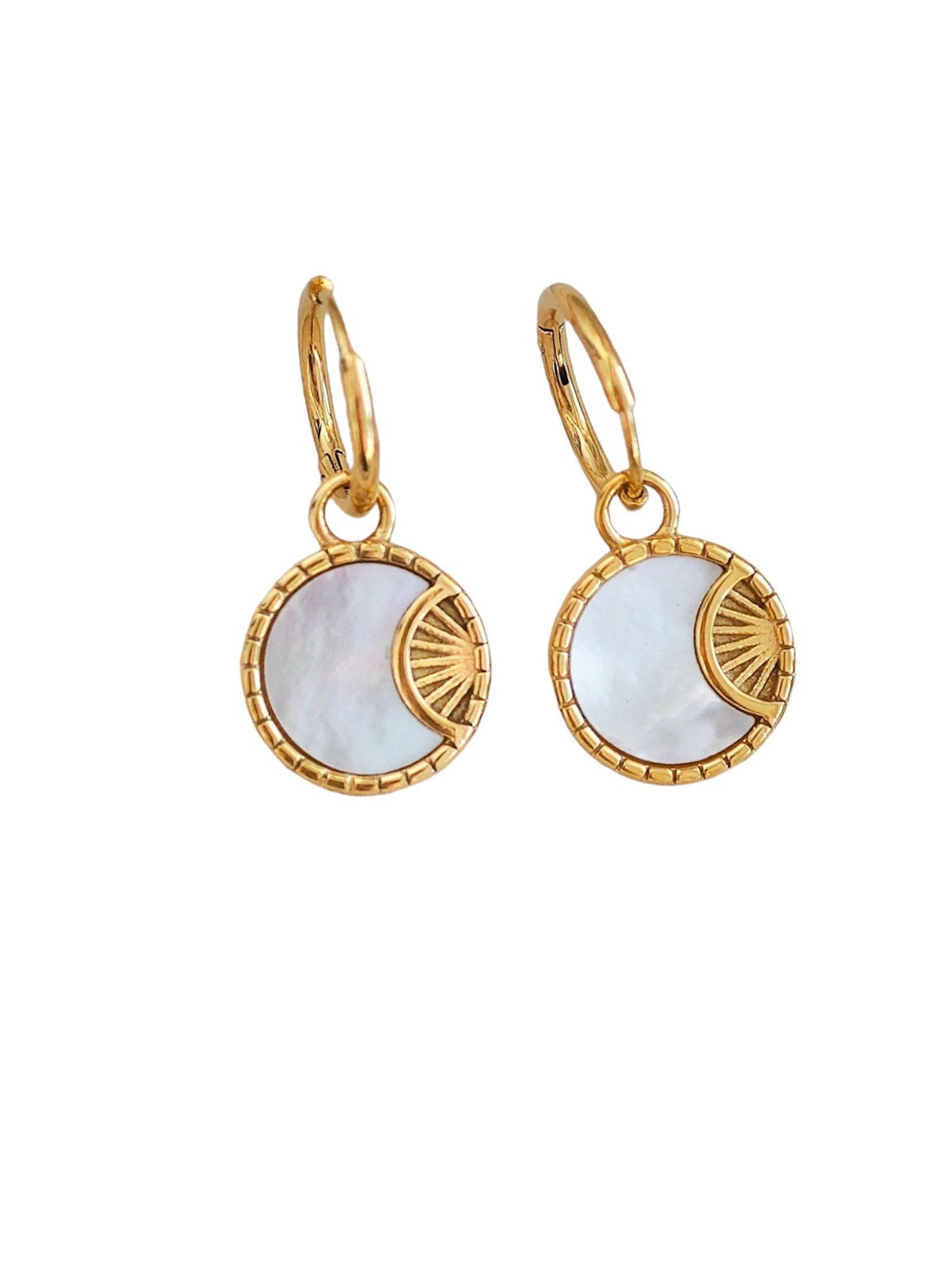 Enya Sonne und Mond Muschel Creolen Ohrringe in gold aus 18k Edelstahl von Lymaja Jewelry