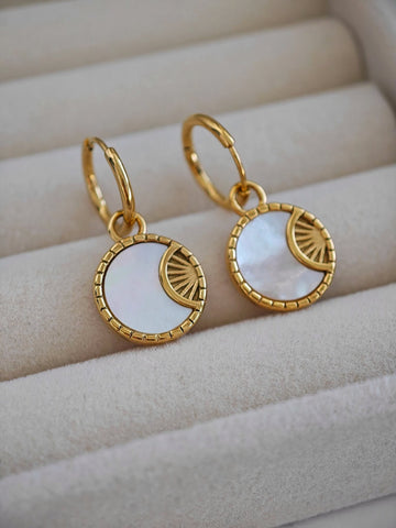 Enya Sonne und Mond Muschel Creolen Ohrringe in gold aus 18k Edelstahl von Lymaja Jewelry