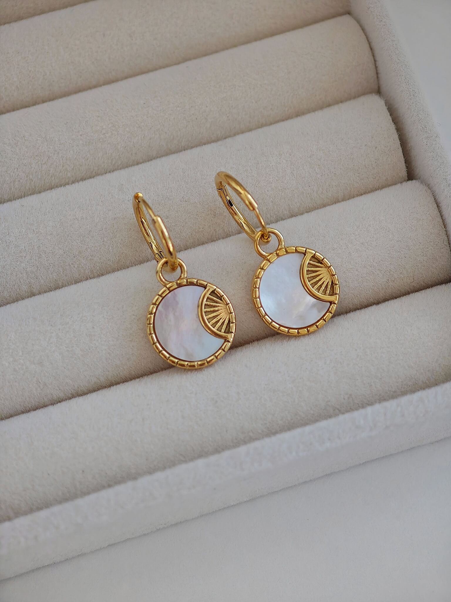 Enya Sonne und Mond Muschel Creolen Ohrringe in gold aus 18k Edelstahl von Lymaja Jewelry