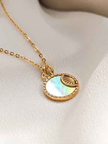 Enya Sonne und Mond Halskette mit einem schimmernden Mond aus 18k vergoldeten Edelstahl von Lymaja Jewelry