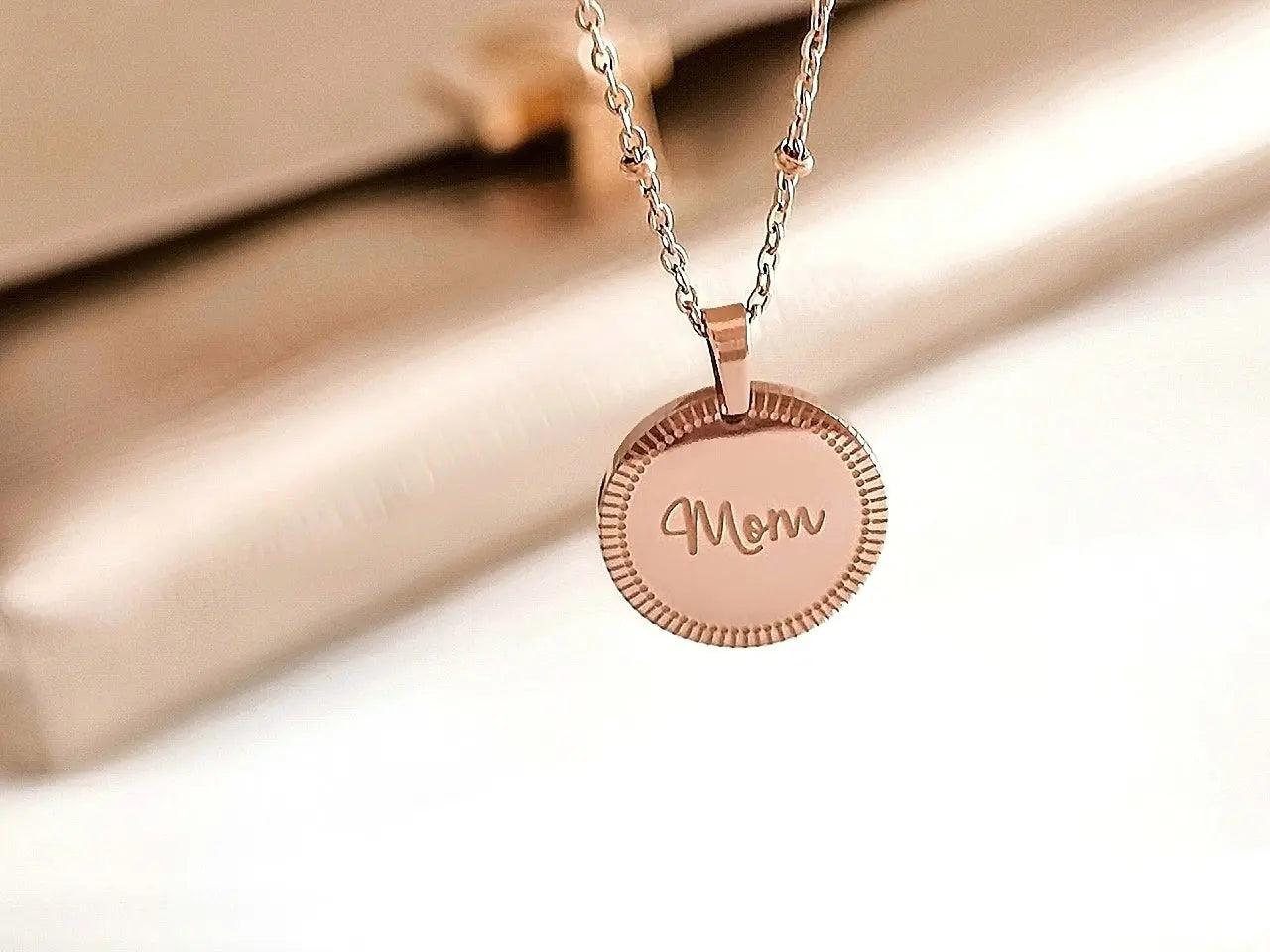 Mom Halskette mit einem gravierten Mama Anhänger aus Edelstahl in Rose gold von Lymaja Jewelry 