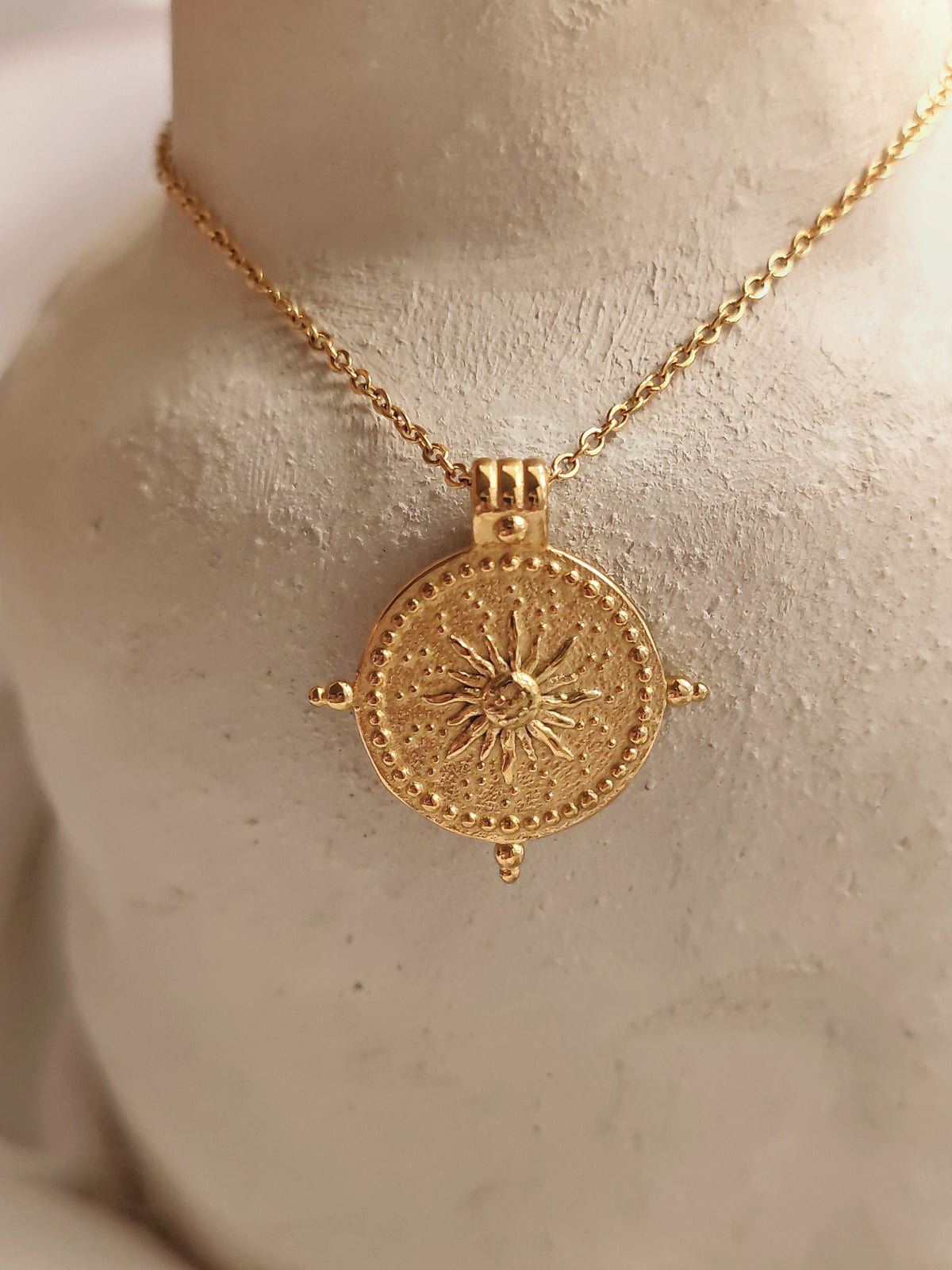 Sun Medaillon Halskette mit einer Sonne aus 18k vergoldeten Edelstahl von Lymaja Jewelry 