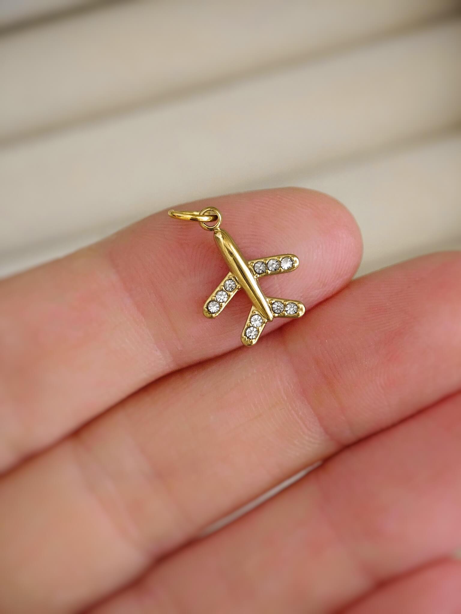 Shinny Plane Flugzeug Charm Anhänger für Halsketten mit kleinen Zirkon Steinen aus Edelstahl 18k vergoldet von Lymaja Jewelry 