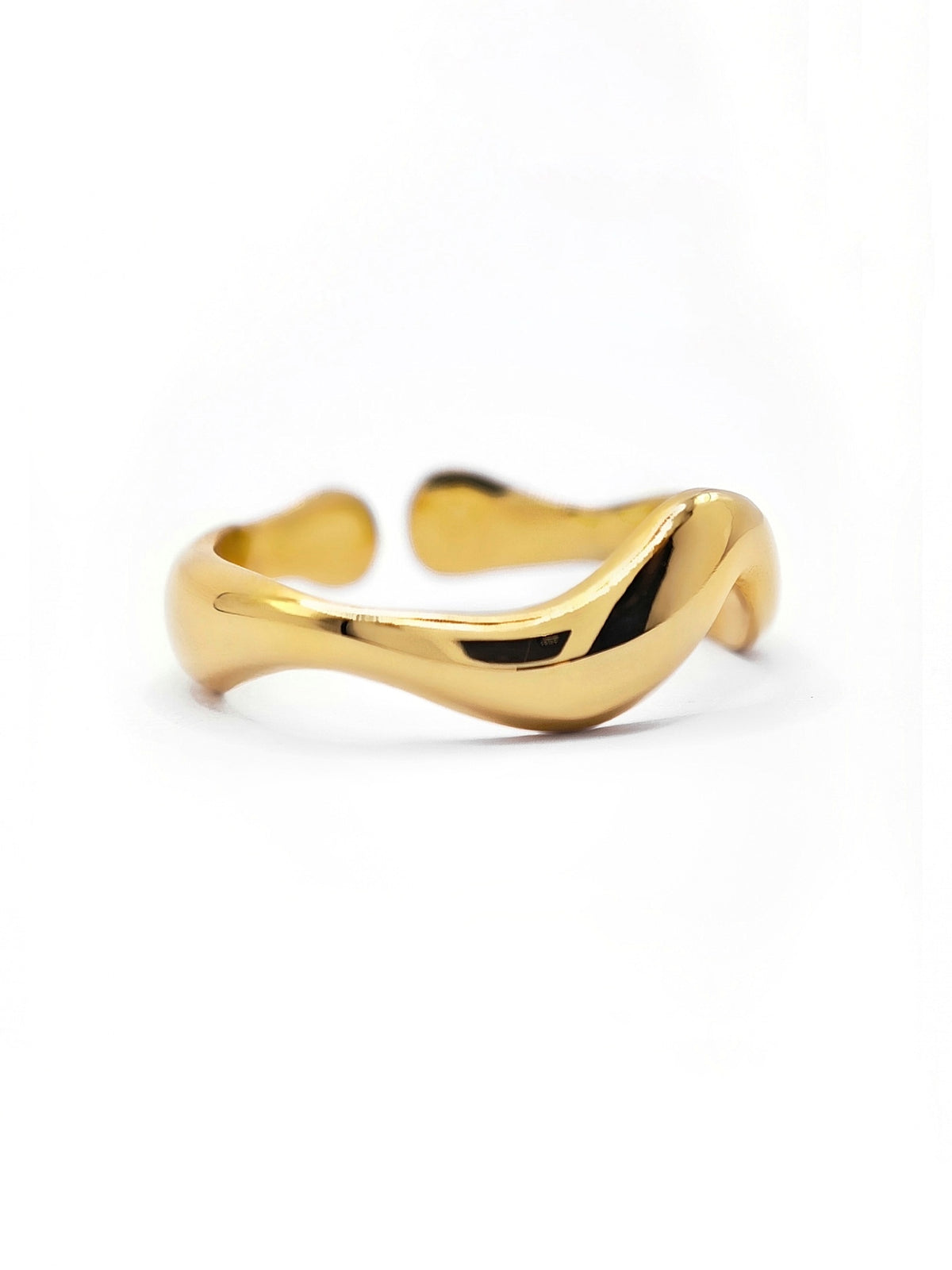 Geo Ring in Wellenform in gold aus Edelstahl von Lymaja Jewelry