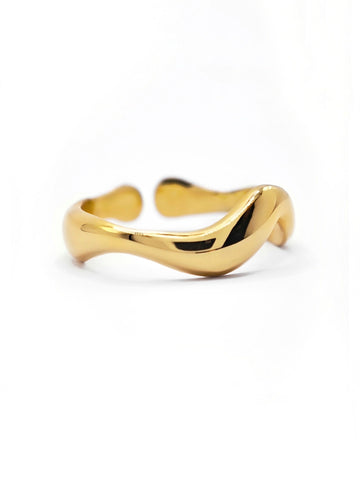 Geo Ring in Wellenform in gold aus Edelstahl von Lymaja Jewelry