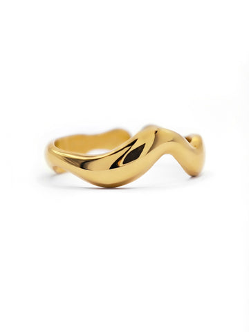 Geo Ring in Wellenform in gold aus Edelstahl von Lymaja Jewelry