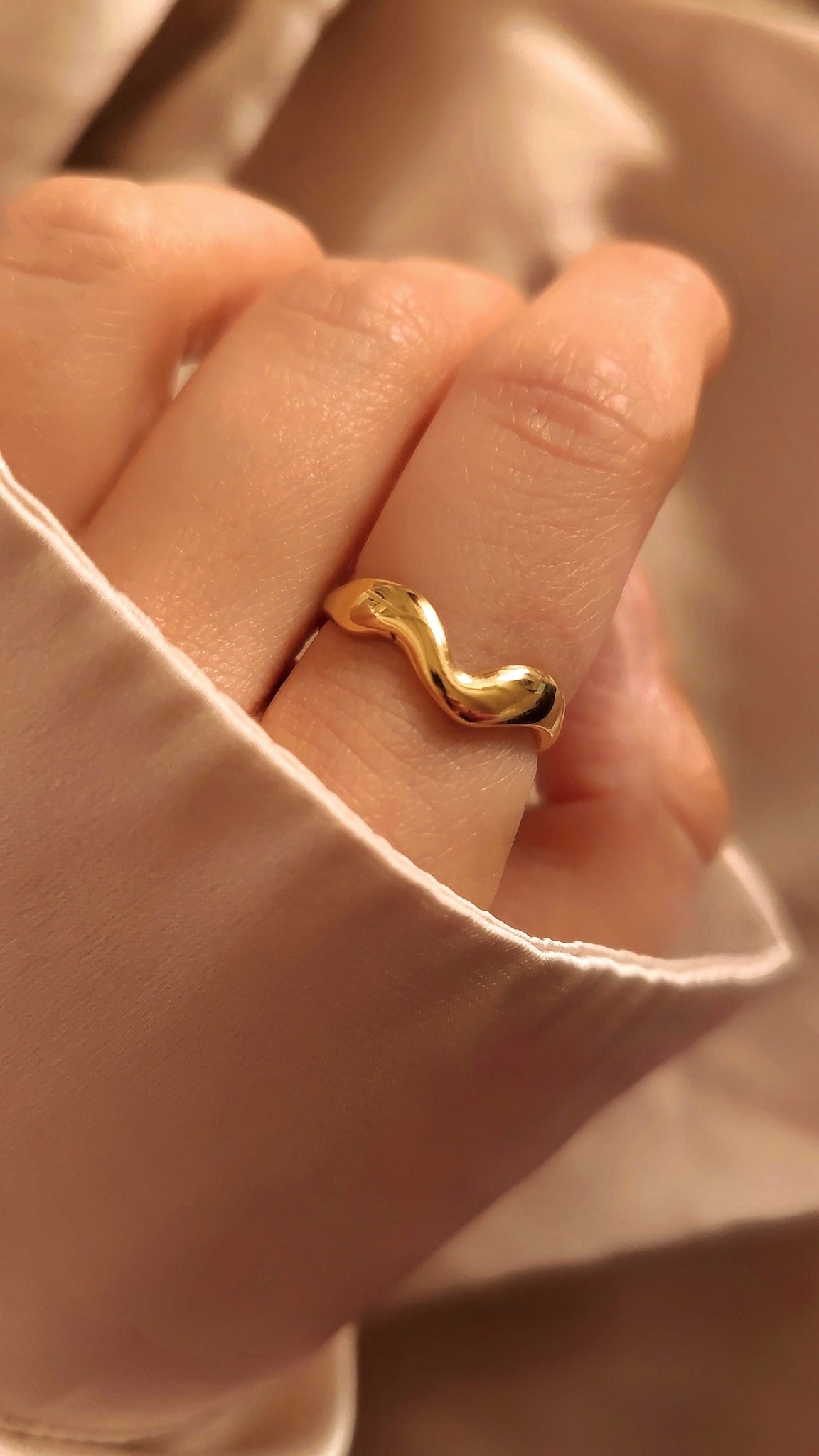 Geo Ring in Wellenform in gold aus Edelstahl von Lymaja Jewelry