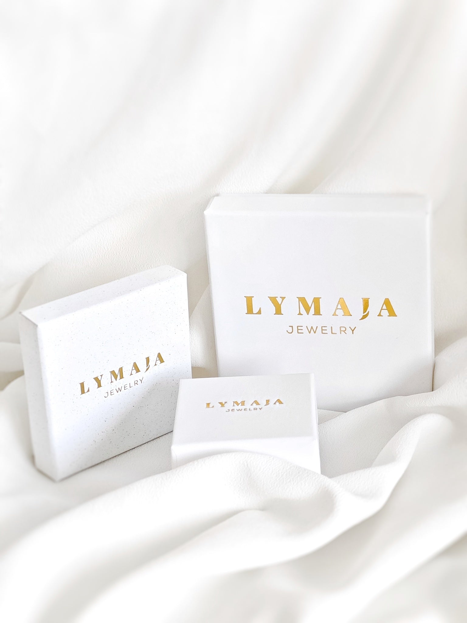 Geschenk Verpackungsboxen Für Schmuck in weiß mit Gold Logo von Lymaja