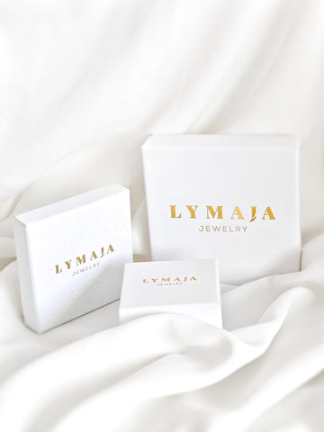 Geschenk Verpackungsboxen Für Schmuck in weiß mit Gold Logo von Lymaja