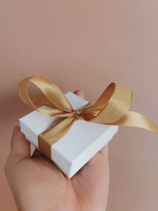 Geschenkverpackung mit Schleife