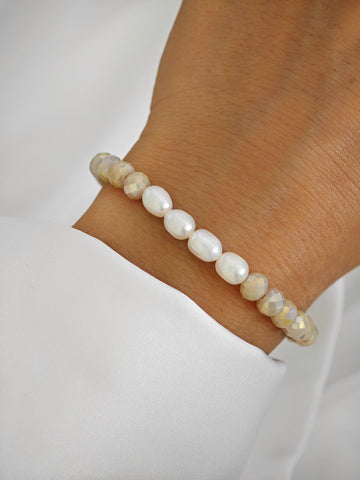 Glasperlen Armband in beige mit 4 Suesswassperlen in Perlmutt von Lymaja Jewelry