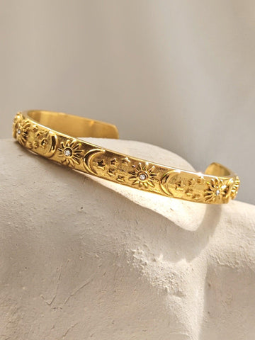 Akasha Armreif in gold mit einem Sonne Mond und Sterne Motiv und kleinen Zirkon Steinen ist verstellbar aus Edelstahl für Frauen von Lymaja Jewelry 