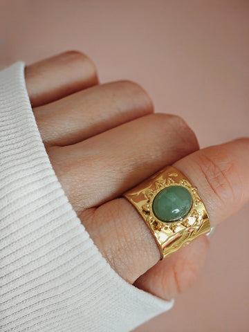 Green Akira Sonnen Ring gold in Schalenform mit türkis mint grünem Stein aus Edelstahl von Lymaja Jewelry