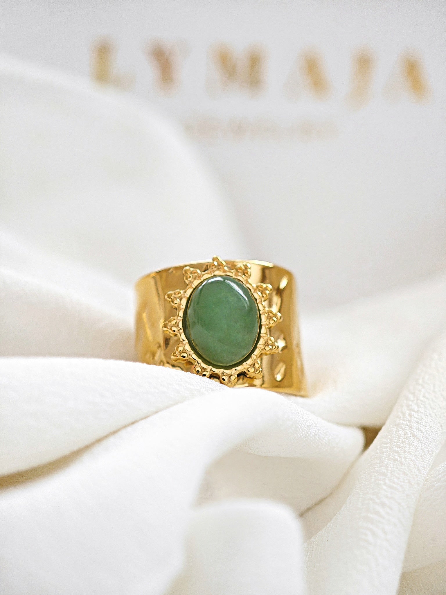 Green Akira Sonnen Ring gold in Schalenform mit türkis mint grünem Stein aus Edelstahl von Lymaja Jewelry