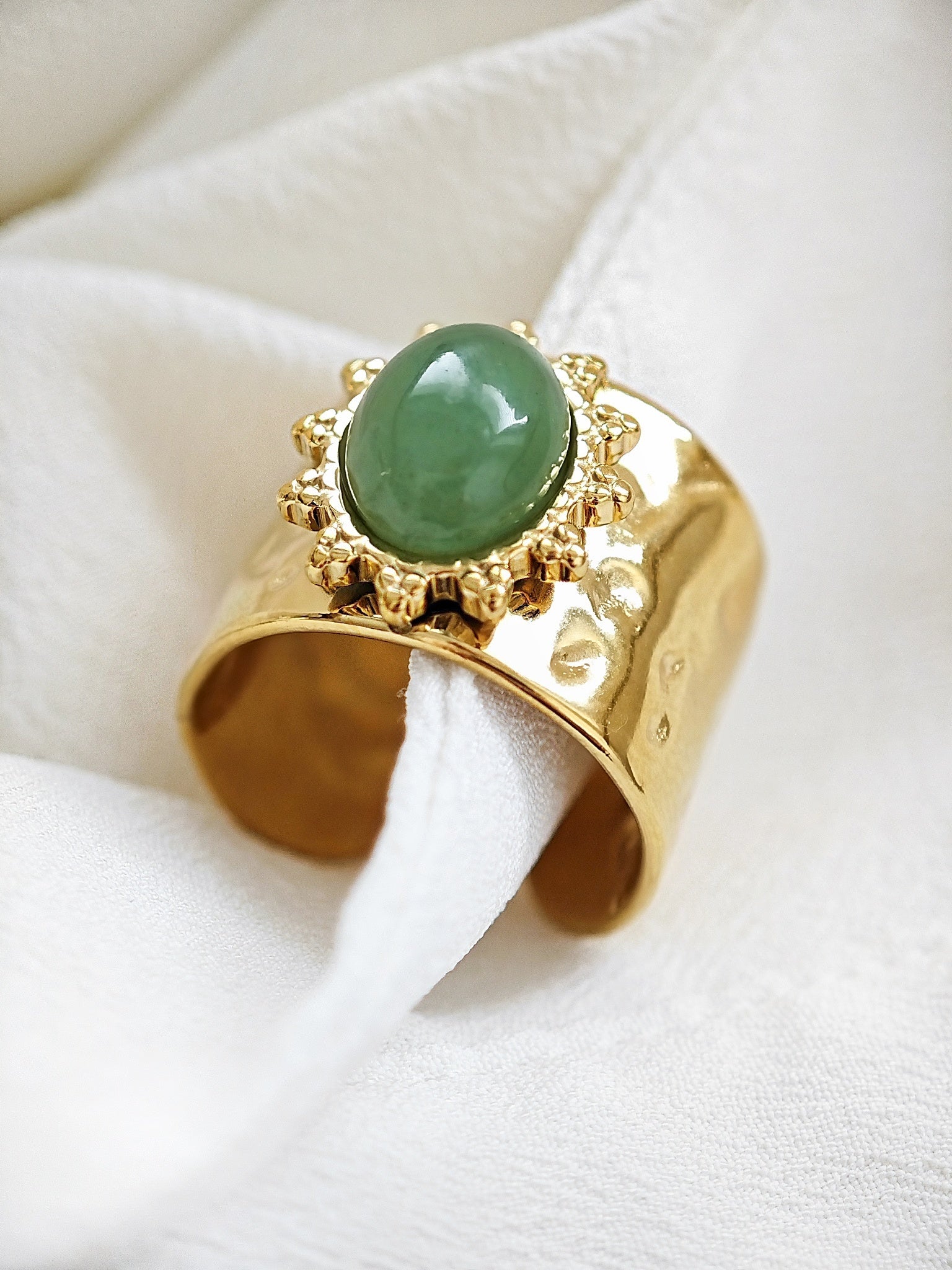 Green Akira Sonnen Ring gold in Schalenform mit türkis mint grünem Stein aus Edelstahl von Lymaja Jewelry