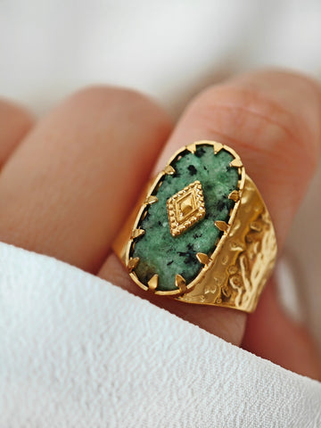 Green Indian Ring mit grünem Stein und orientalischen Look in gold und verstellbar von Lymaja Jewelry