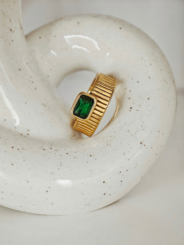 Green Square Ring gold mit einem grünen Zirkon Stein von Lymaja Jewelry