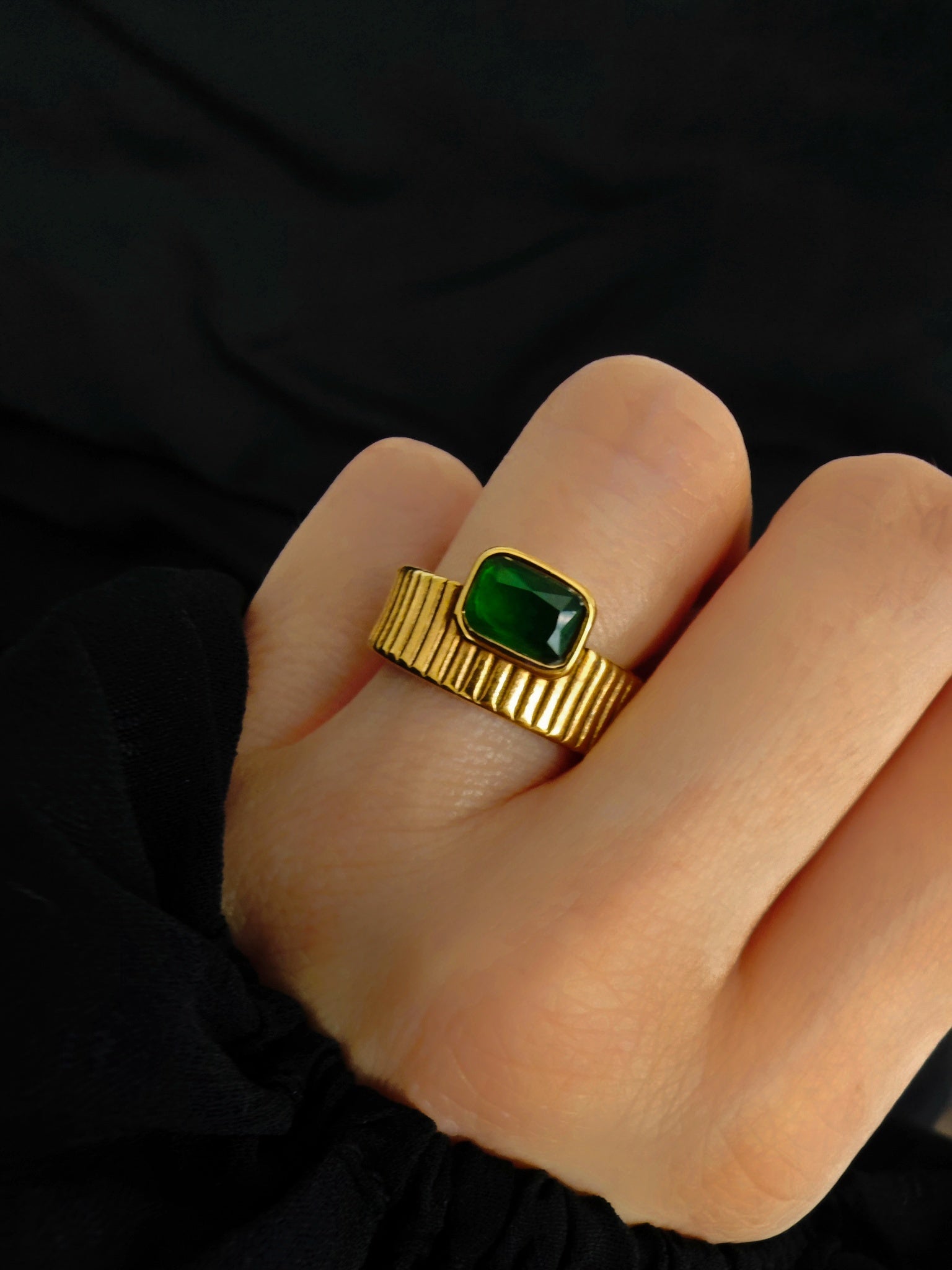 Green Square Ring gold mit einem grünen Zirkon Stein von Lymaja Jewelry