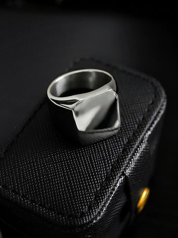 Classy Siegel Ring in silber für Männer aus Edelstahl von Lymaja Jewelry 