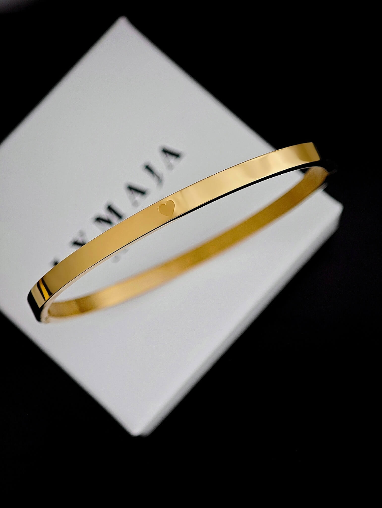 Schmaler Herz Armreif mit kleiner Herz Gravur aus 18k vergoldeten Edelstahl in gold für Frauen von Lymaja Jewelry 