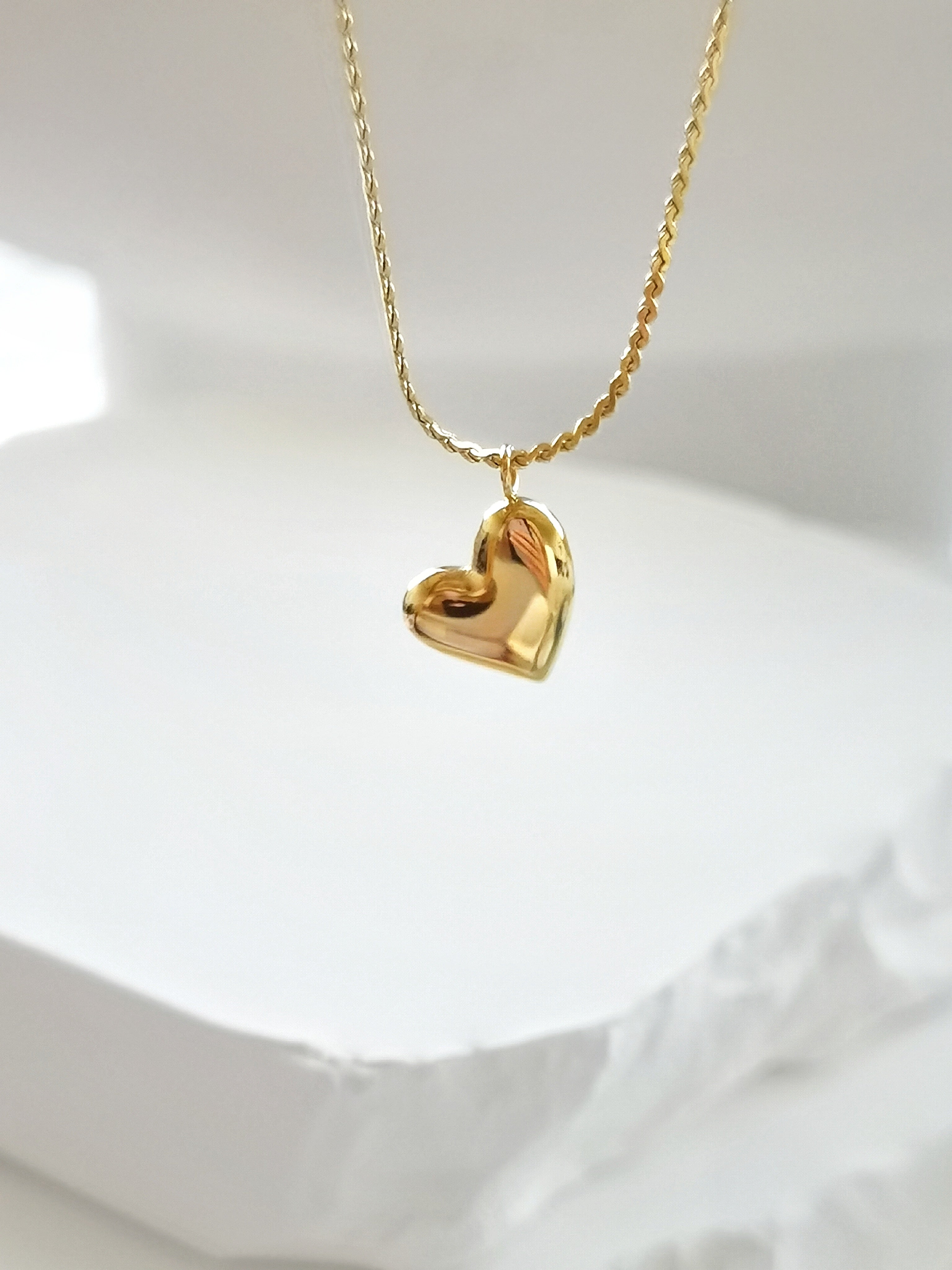 Herz Kette mit einem kleinen Herz Anhänger gold – Lymaja Jewelry