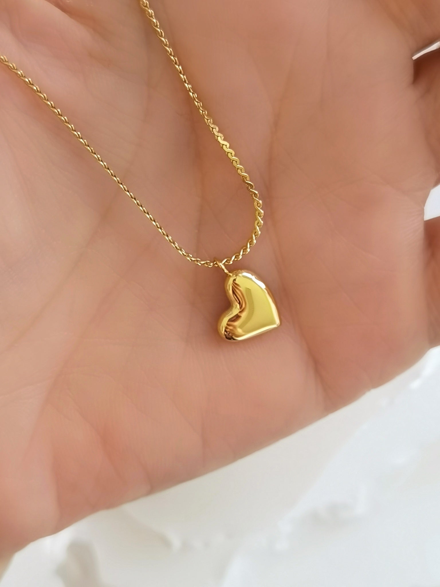 Herz Kette mit einem kleinen Herz Anhänger gold – Lymaja Jewelry