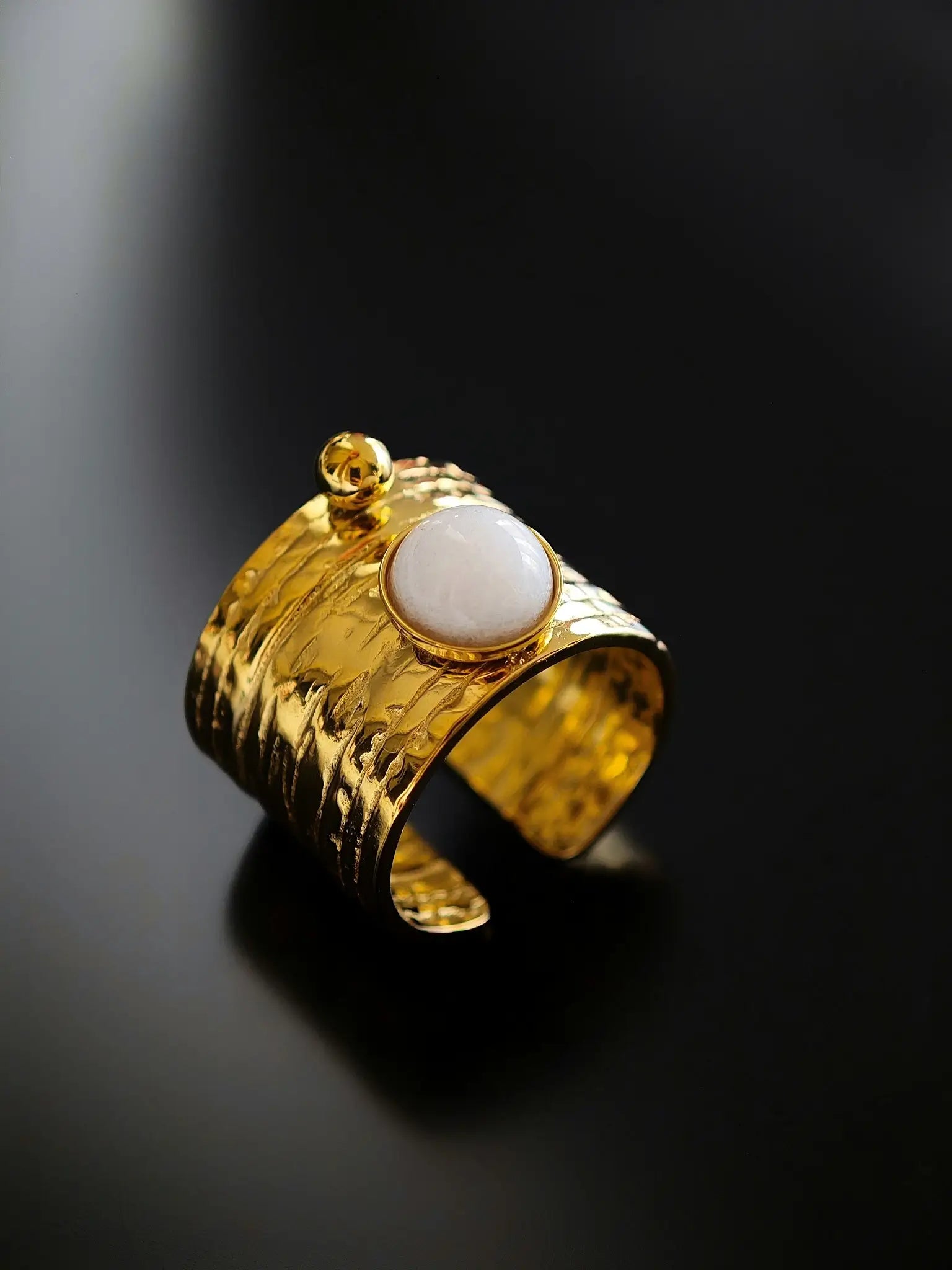 Goldfarbener, verstellbarer Chunky Ring mit Kugel und rundem weißen Stein auf geriffeltem Band