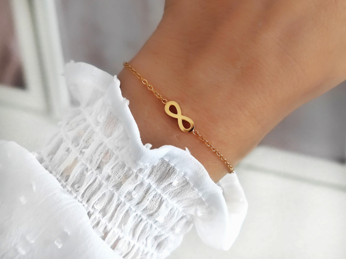 Infinity Armkette Armband in gold mit Unendlichkeitszeichen von Lymaja