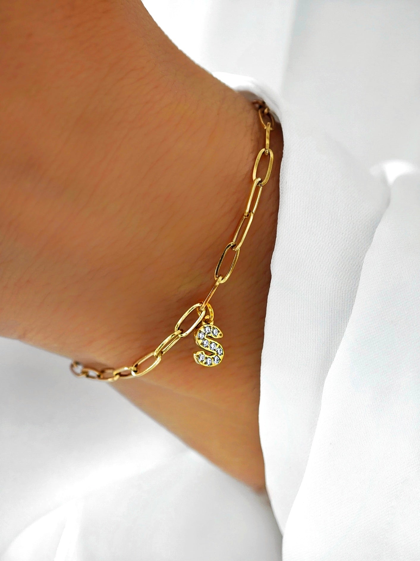 Letter Chain Bracelet mit Zirkon Buchstaben in gold aus Edelstahl von Lymaja Jewelry