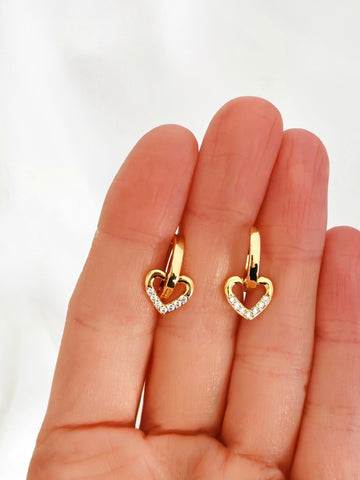 Lovely Heart Hoops Zirkon Herz Ohrringe in gold aus Edelstahl von Lymaja Jewelry 